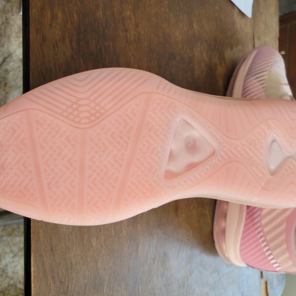 Athletic_Shoes